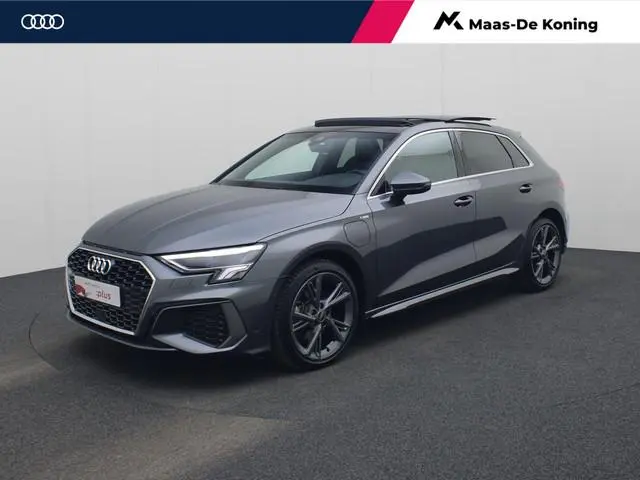 Audi A3 Sportback 40 TFSIe 150kW/204PK S Edition · Panoramadak · Leder · Trekhaak · Garantie t/m 07-...