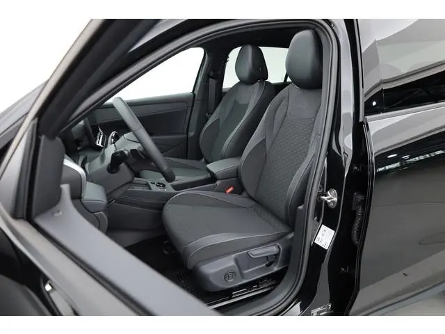 Volkswagen T-Roc 1.5 eTsi R-Line | Pano | IQ Light | Adapt. Cruise | Trekhaak | Camera | Stoel- Stuu...