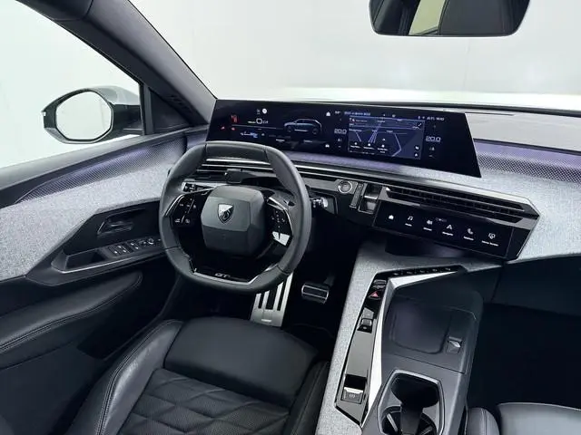 Peugeot e-5008