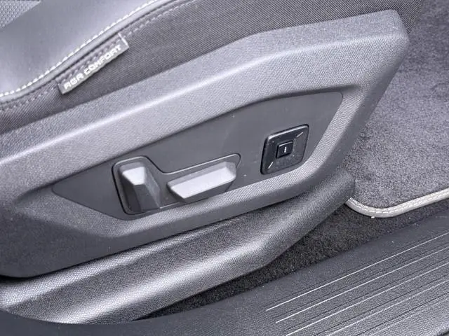 Peugeot e-5008