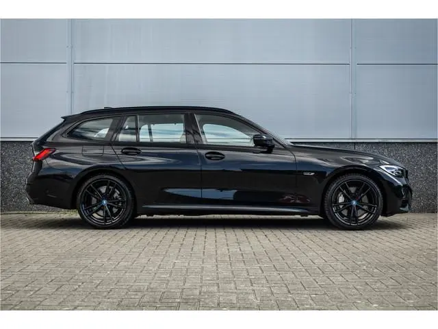 BMW 3-serie Touring 330e M-sport Adaptief onderstel / 19inch / elec stoelen / Camera / Stoelverwarmi...