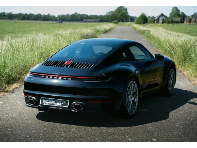 Porsche 911 3.0 Carrera 4 Sportuitlaat - Apple Carplay - Android Auto - LED - Stoelverwarming - Came...