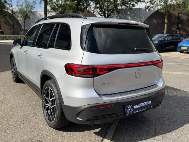 Mercedes-Benz EQB 300 4MATIC AMG Line 7p. 67 kWh VAN: 44.900,- VOOR: 41.440,- UW HERFSTVOORDEEL: 3.4...