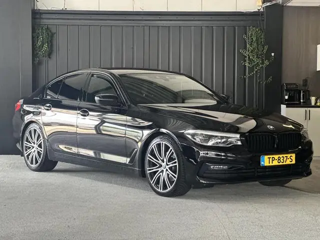 BMW 5-serie 520i Corporate Lease High Executive | M Sportpakket | Leder | Sfeerverlichting | HiFi Sy...