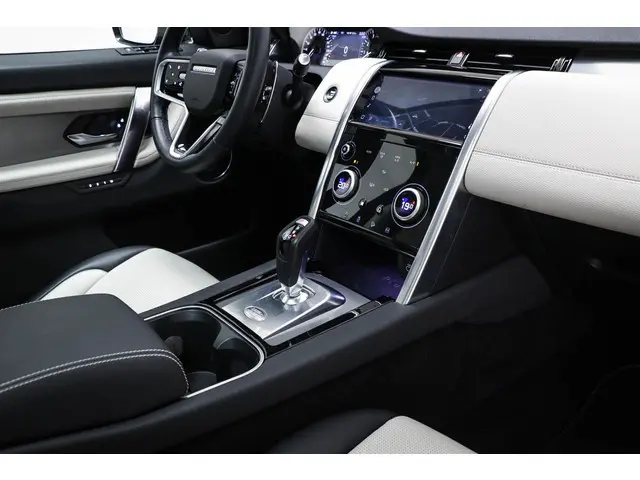 Land Rover Discovery Sport P300e 1.5 R-Dynamic SE | PANORAMADAK | DRAADLOZE LADER | DAB | APPLE | CA...