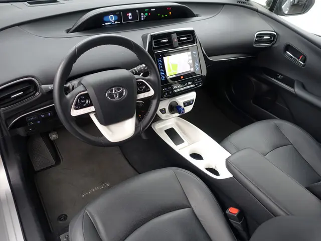 Toyota Prius 1.8 Dynamic+ Aut- Head Up, Stoelmassage, JBL Audio, Park Pilot, Ada Cruise, Leder Inter...