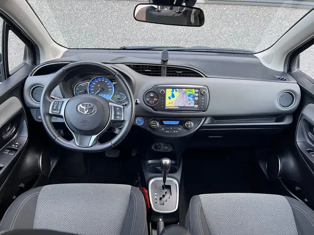 Toyota Yaris 1.5 Hybrid 5drs Automaat/Cruise/Navigatie/Camera/LED