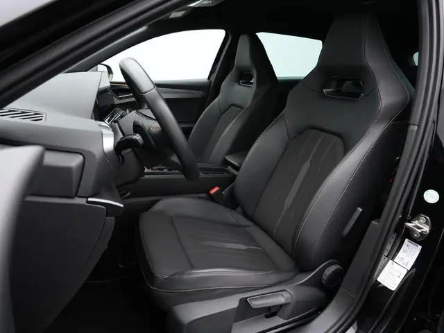 CUPRA Leon Sportstourer 1.4 e-Hybrid 245 pk VZ | Kuisptoelen | Stuur-/stoelverwarming | Achteruitrij...