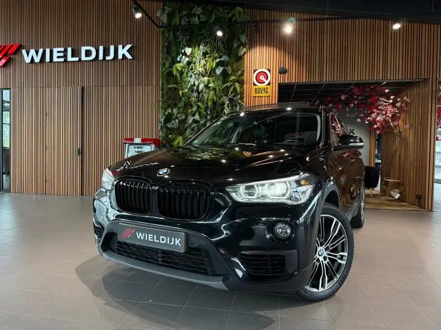 BMW X1 sDrive18i High Executive Head up pano schuif