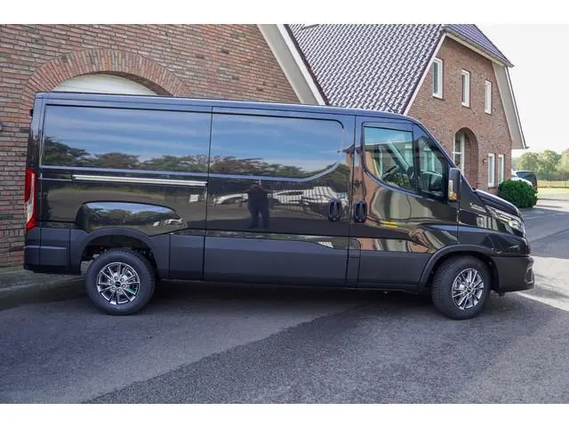 Iveco Daily 180 pk L2H1 Aut. 3500KG Laadvermogen Vol opties, Trekhaak, 3-zits