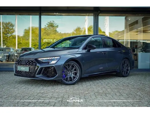 Audi RS3 Limousine 2.5 TFSI quattro / 1 van 300 / Keramisch / Pano / Kuipstoelen / B&O
