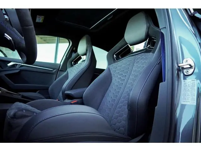 Audi RS3 Limousine 2.5 TFSI quattro / 1 van 300 / Keramisch / Pano / Kuipstoelen / B&O