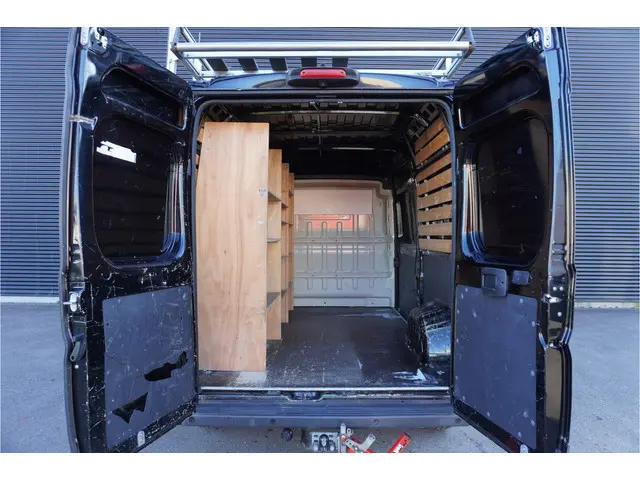 Peugeot Boxer 130pk L2H2 Glasresteel Imperiaal Airco Cruise control Trekhaak Camera Glaswagen Glasau...