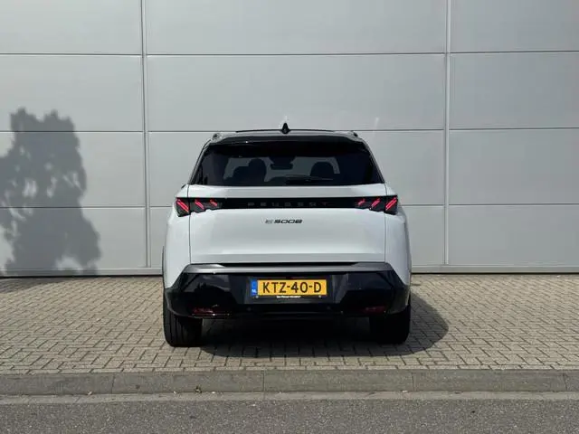 Peugeot e-5008