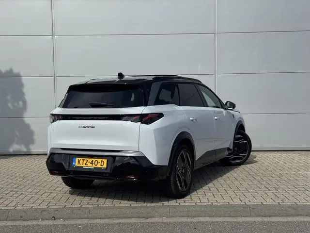 Peugeot e-5008