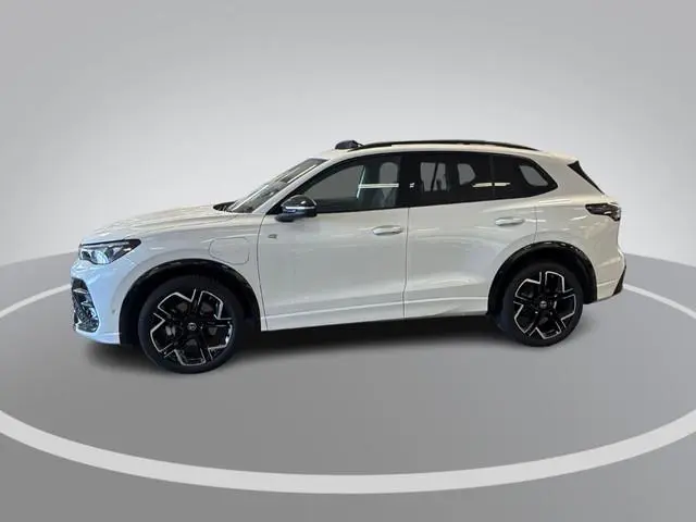 Volkswagen Tiguan 1.5 eHybrid 204pk DSG R-Line Edition · Panoramadak · 360 Camera · Inklap. Trekhaak...