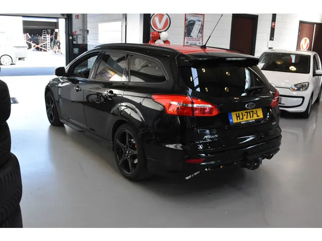 Ford Focus Wagon 1.5 Black Edition 1e eigenaar dealer onderhouden Trekhaak Winterset
