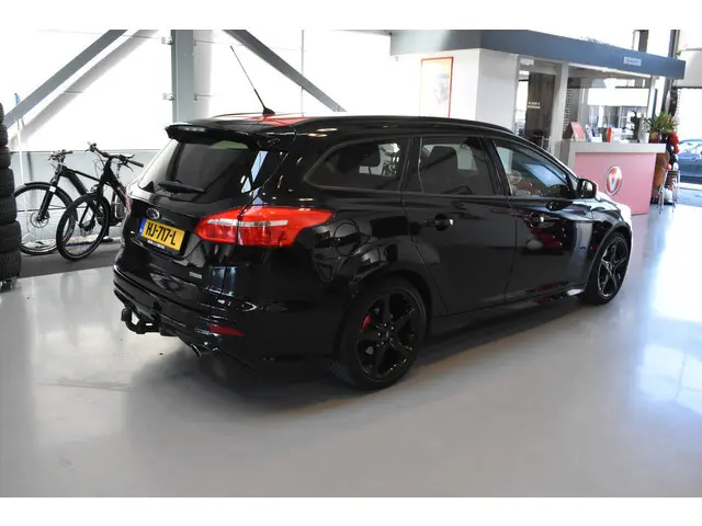 Ford Focus Wagon 1.5 Black Edition 1e eigenaar dealer onderhouden Trekhaak Winterset