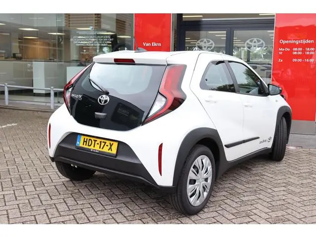 Toyota Aygo X 1.0 VVT-i MT Play, Armsteun
