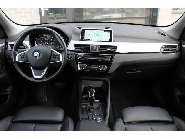BMW X1 sDrive20i High Executive / Camera / HUD / Keyless / N.A.P.