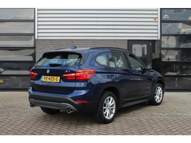 BMW X1 sDrive20i High Executive / Camera / HUD / Keyless / N.A.P.
