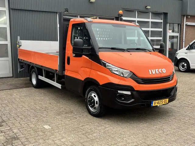 Iveco Daily 35C14 2.3 375 Laadklep 500kg Trekhaak 3500kg trekgewicht Airco 2-Persoons Open laadbak P...