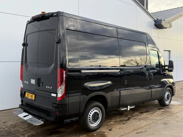 Iveco Daily 35S18 3.0 L2H2 Airco Adaptieve Cruise Control Camera Navigatie Lucht geveerde stoel .