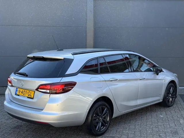 Opel Astra Sports Tourer 1.2 Design & Tech / Geen Import / 100 % Onderhoud