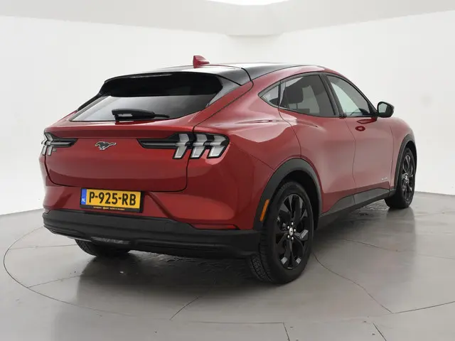 Ford Mustang Mach-E 75kWh LUCID RED 96% SOH + STUURVERW. / ADAPTIVE CRUISE / CARPLAY