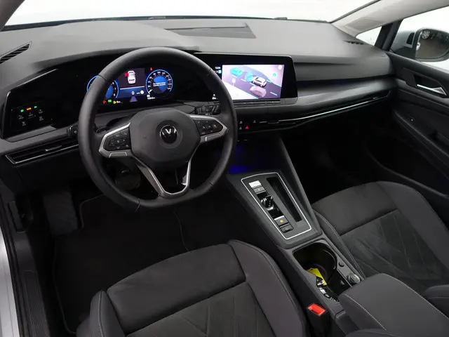 Volkswagen Golf 1.5 eTSI R Line Aut- NAP 10dkm, Panoramadak, Sfeerverlichting, Camera, Ergo Active,...
