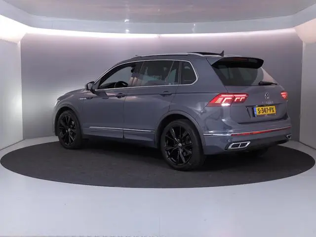Volkswagen Tiguan 1.5 TSI R-Line Business 150 pk Automaat (DSG) | Navigatie | Panoramadak | Parkeers...