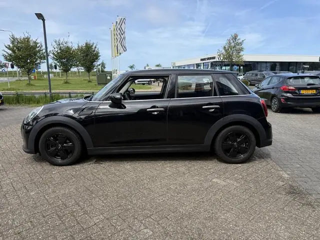 MINI 5-Deurs 1.5 One Essential 90PK 5 Deurs met Navigatie -Zwarte velgen - Cruise Controle