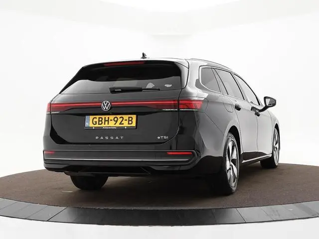 Volkswagen Passat Variant 1.5 eTSI 150pk DSG Business · Camera · Stuur- & Stoelverwarming · Apple/An...