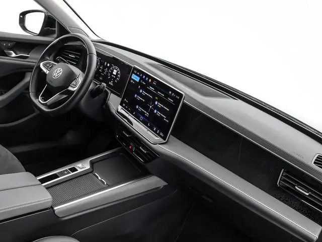 Volkswagen Passat Variant 1.5 eTSI 150pk DSG Business · Camera · Stuur- & Stoelverwarming · Apple/An...