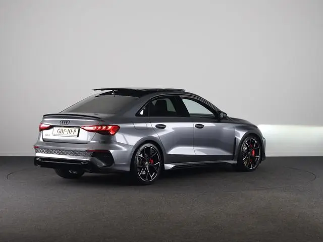 Audi RS 3 Limousine 2.5 TFSI quattro 400pk | Panoramadak | Verlengde garantie | 3-spaaks sport afgev...