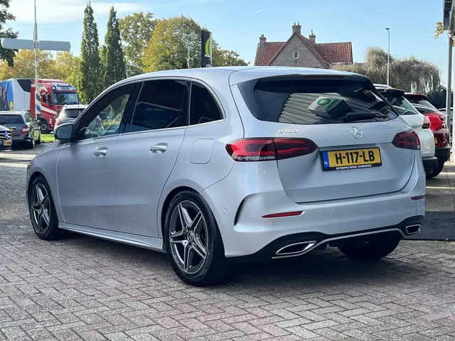 Mercedes-Benz B-klasse 180 Business Solution AMG | NW STAAT | FULL LED | CAMERA | ELEKT KOFFER |
