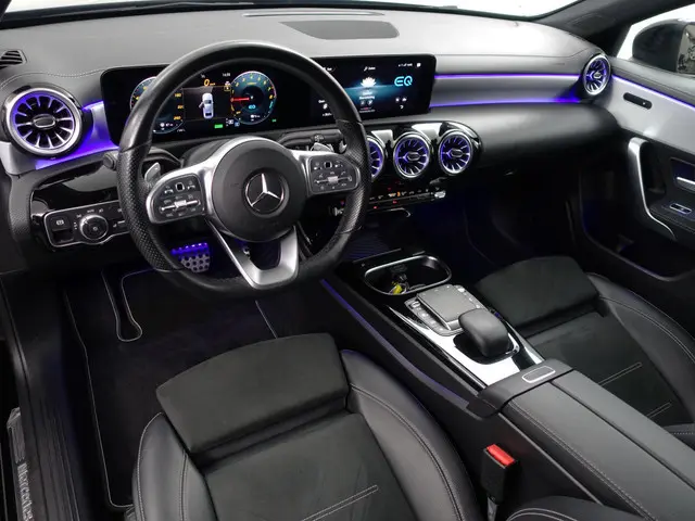 Mercedes-Benz A-klasse 250 e AMG Premium Plus Aut- Panoramadak, Sfeerverlichting, Carplay, Android A...