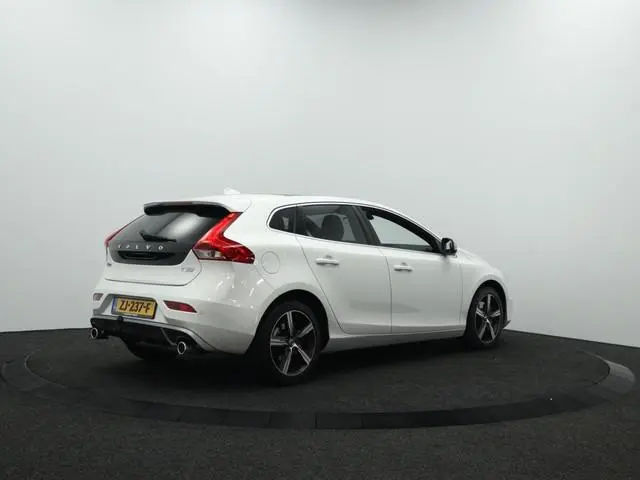 Volvo V40 1.5 T3 Polar+ Sport | Trekhaak | Panoramadak | Navigatie | Camera