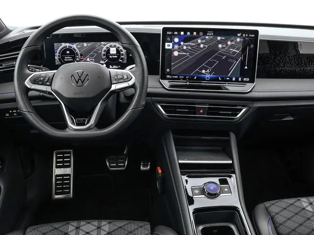 Volkswagen Tiguan 1.5 272pk DSG eHybrid R-Line Edition · Panoramadak · 360 Camera · Wegklapbare Trek...