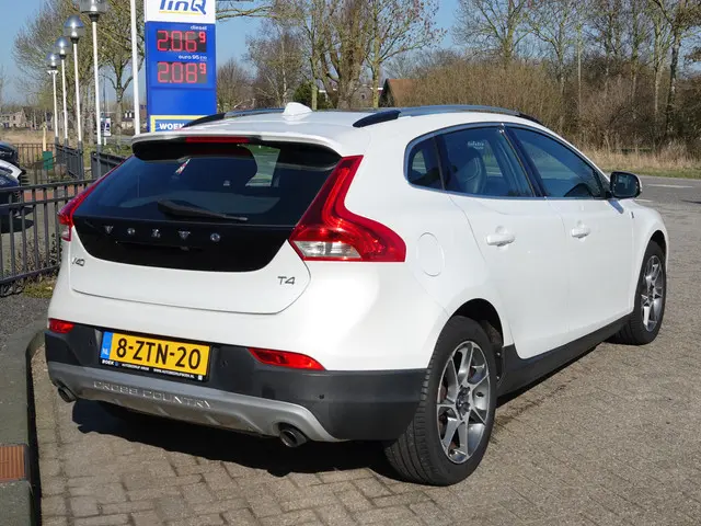 Volvo V40 Cross Country 1.6 T4 180PK Ocean Race PANO | VOL LEER | HK-AUDIO | DEALER ONDERH.