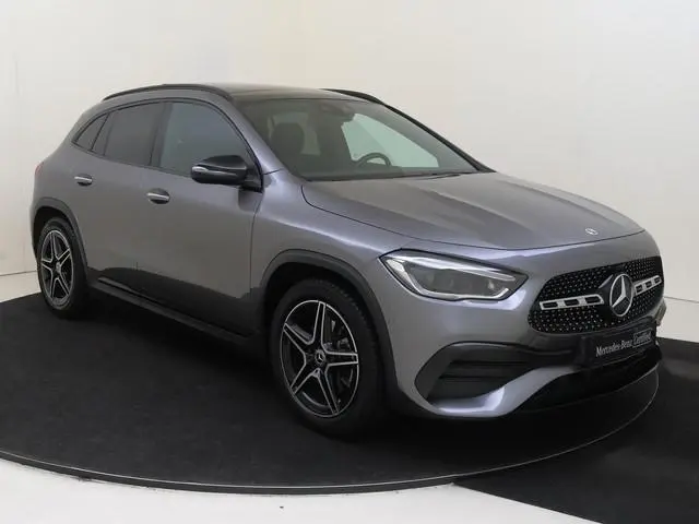 Mercedes-Benz GLA-klasse 200 Business Solution AMG / Memory-Stoelen / Panaroma-dak / Achteruitrijcam...