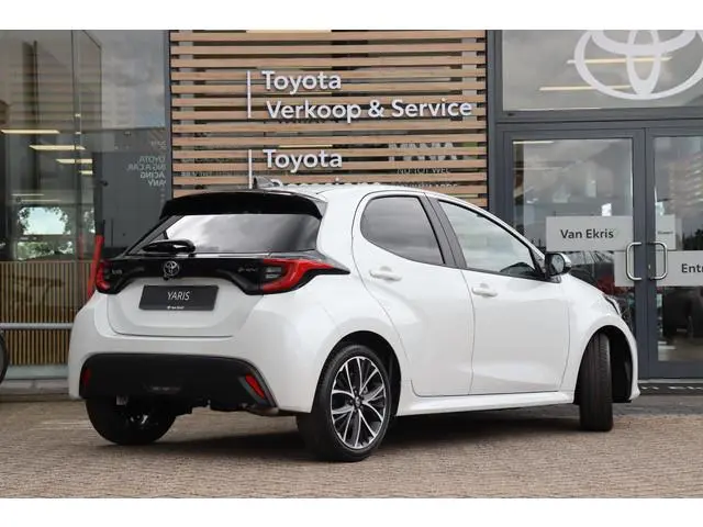 Toyota Yaris 1.5 Hybrid 115 Dynamic , Comfort Pack , Nieuw en Direct leverbaar met €2.000 inruilvoor...