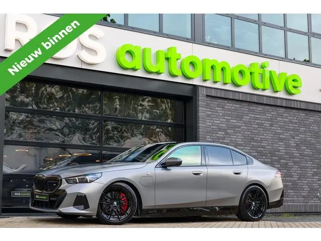 BMW 5-serie 550e xDrive | BTW! | FULL OPTION! | PANO | B&W | M-SPORT PRO | CARBON | STOELVENTILATIE...