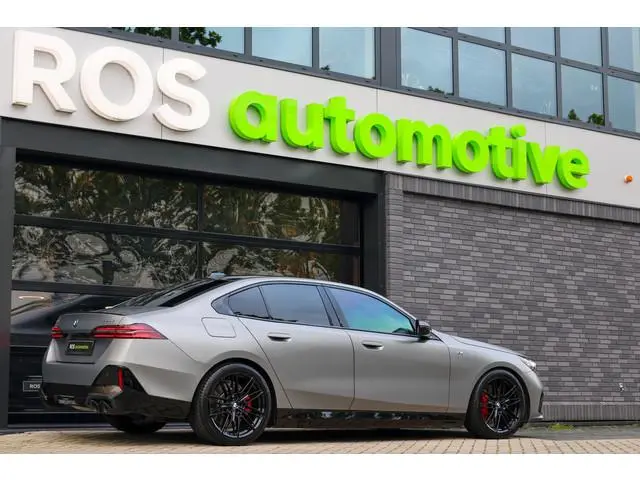 BMW 5-serie 550e xDrive | BTW! | FULL OPTION! | PANO | B&W | M-SPORT PRO | CARBON | STOELVENTILATIE...