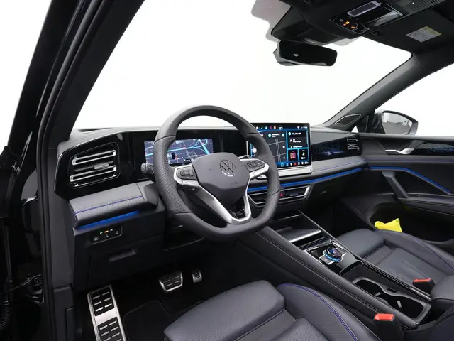 Volkswagen Tiguan 1.5 eHybrid 272 pk R-Line Edition | Trekhaak | Panoramadak | Geheugen-/ventilaties...