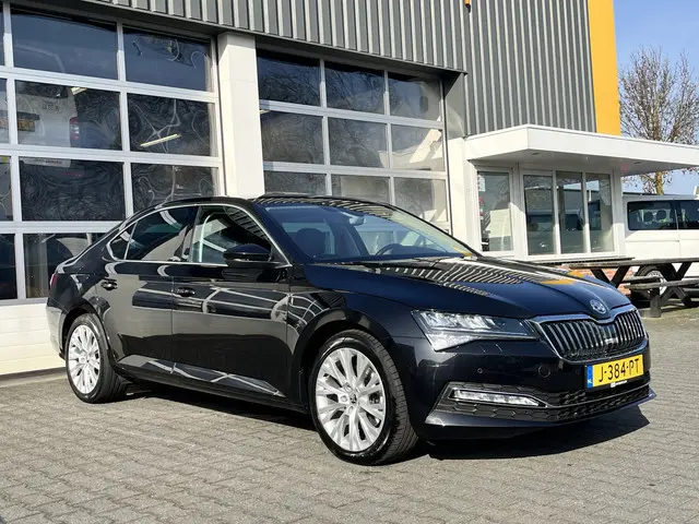 ŠKODA Superb 1.5 TSI ACT Business Edition DSG ECC Trekhaak 1600kg trekgewicht Stoelverwarming Cruise...