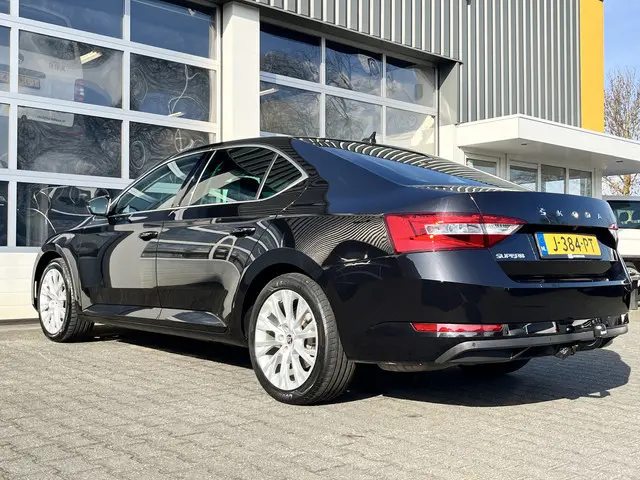 ŠKODA Superb 1.5 TSI ACT Business Edition DSG ECC Trekhaak 1600kg trekgewicht Stoelverwarming Cruise...