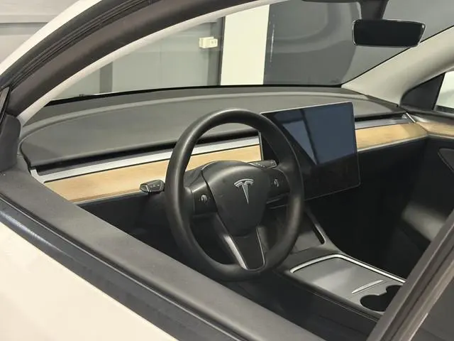 Tesla Model Y Long Range AWD 75 kWh | SOH 92,4% | Hoge instap | 76.841 km |