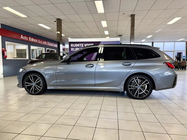 BMW 3-serie Touring 330e xDrive *PANO*H&K*360CAM*LEER*HUD*VOL*