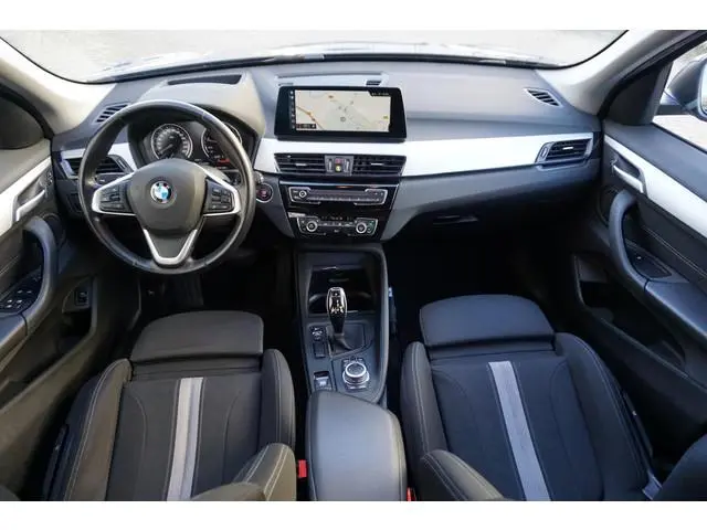 BMW X1 sDrive20i Executive Edition/Head-Up/Sportstoelen/ LED/Trekhaak.